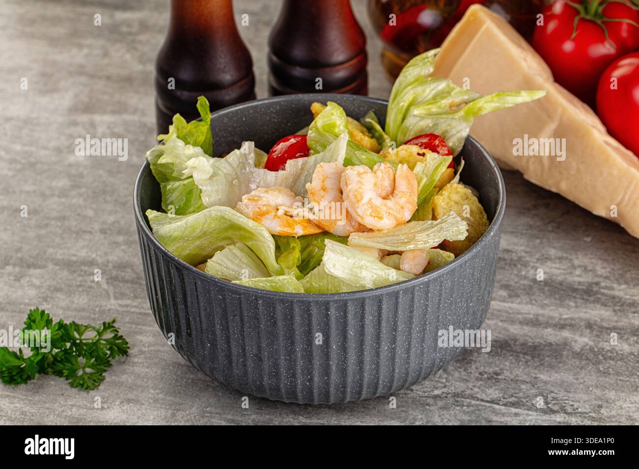 Leckerer caesar-Salat mit Garnelen und Eisberg Stockfoto
