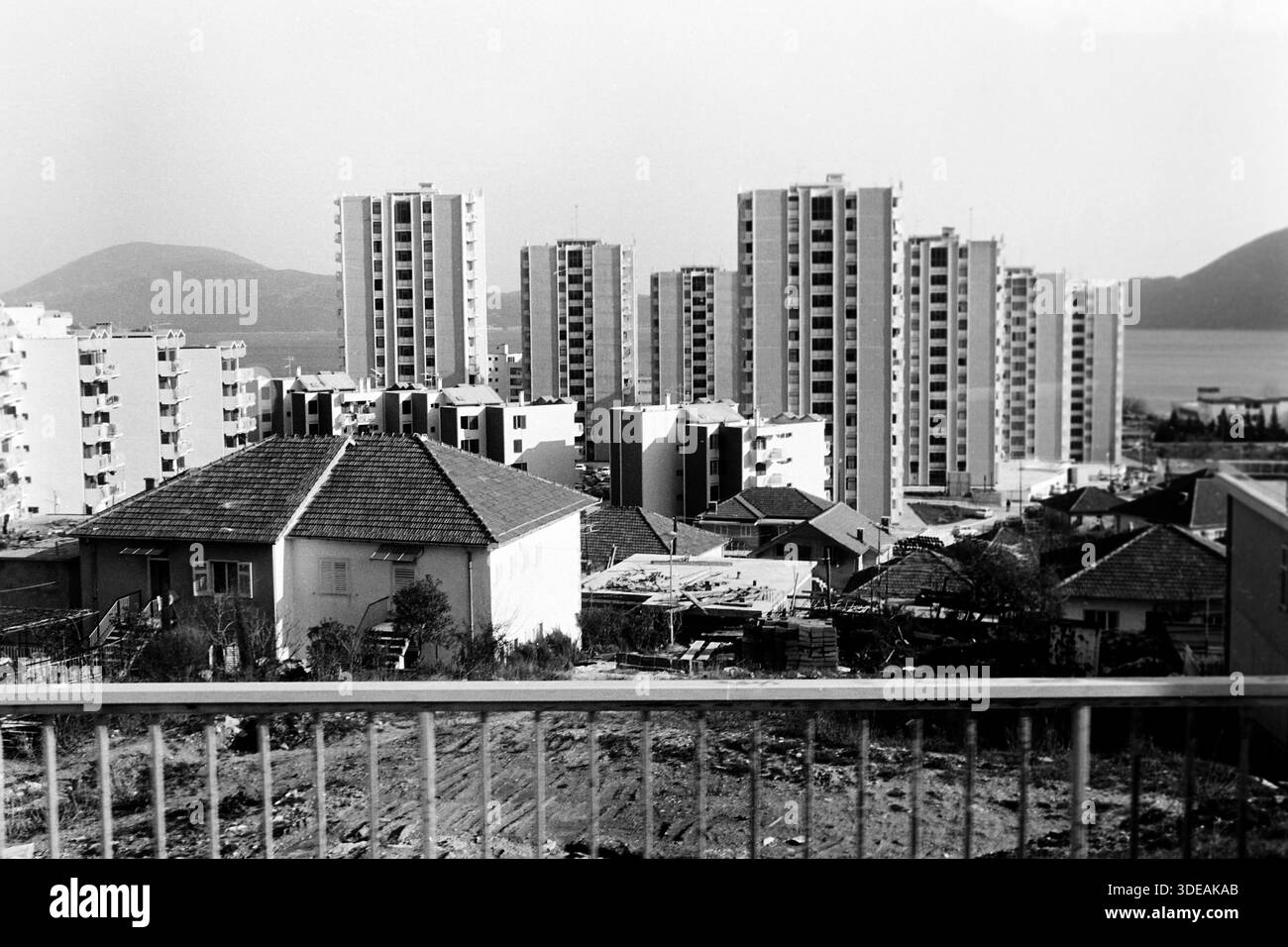 Traditionelle Wohnhäuser und moderne Hochhäuser in Igalo, einem Vorort von Herceg-Novi an der Bucht von Kotor in Montenegro, 1980. Traditionelle Häuser und moderne Hochhäuser in Igalo, einem Vorort von Herceg Novi an der Bucht von Kotor in Montenegro, 1980. Stockfoto