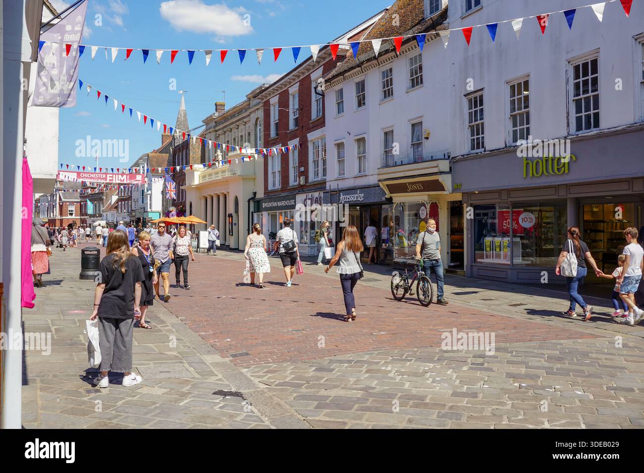 Wunderschöne englische Stadt Chichester, West Sussex 8. August 2022. Fußgängerzone mit Geschäften und Menschen während des Sommertages Stockfoto