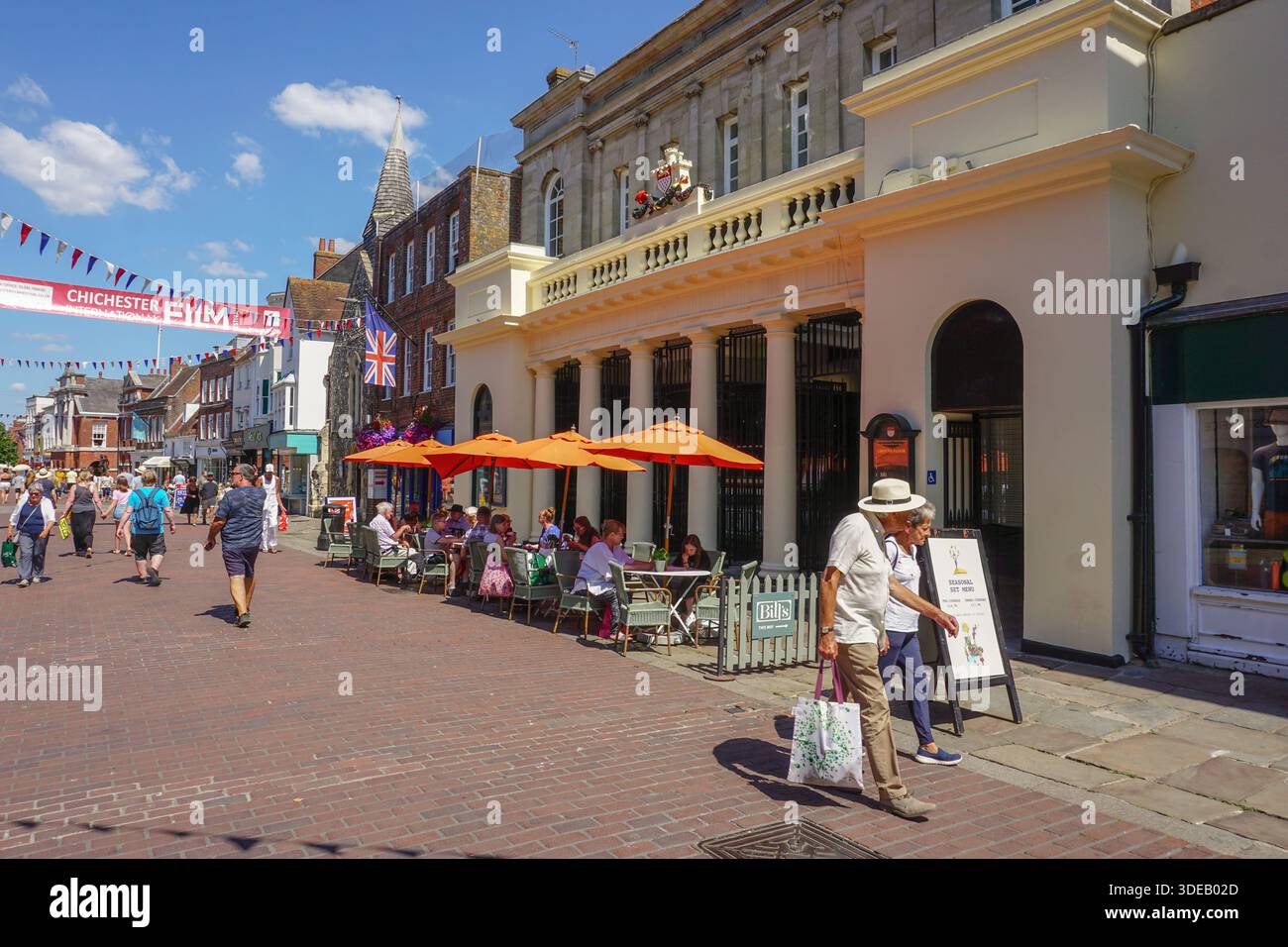 Wunderschöne englische Stadt Chichester, West Sussex 8. August 2022. Fußgängerzone mit Geschäften und Menschen während des Sommertages Stockfoto