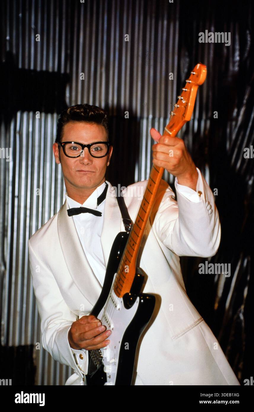 Schauspieler und Musiker Fabian Harloff im Musical Buddy, es handelt vom Rock 'n' Roll Musiker Buddy Holly, hier sieht man Hauptdarsteller Fabian Harloff mit Fender Stratocaster Gitarre auf der Bühne des Musical-Theaters in Hamburg, 1994. Stockfoto
