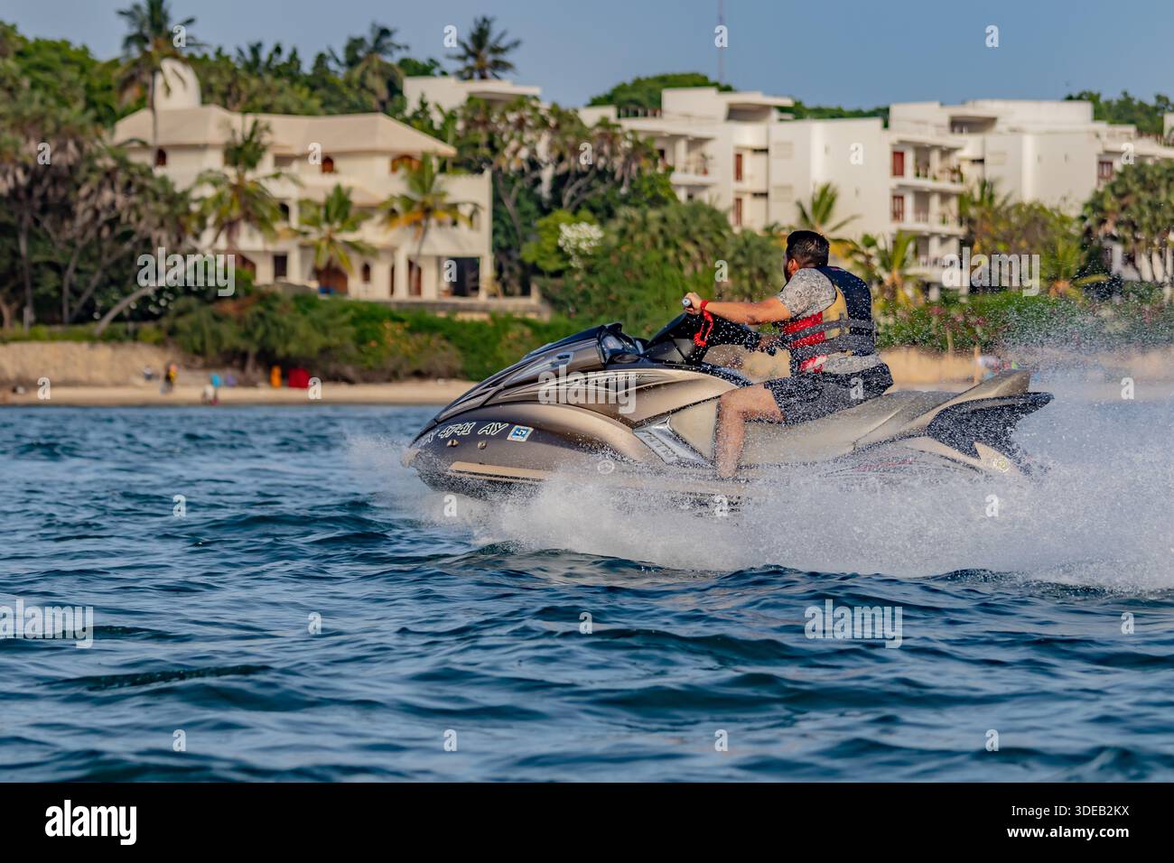 Ein Mann auf einem Jet-Ski im tudor Creek, Mombasa Stockfoto