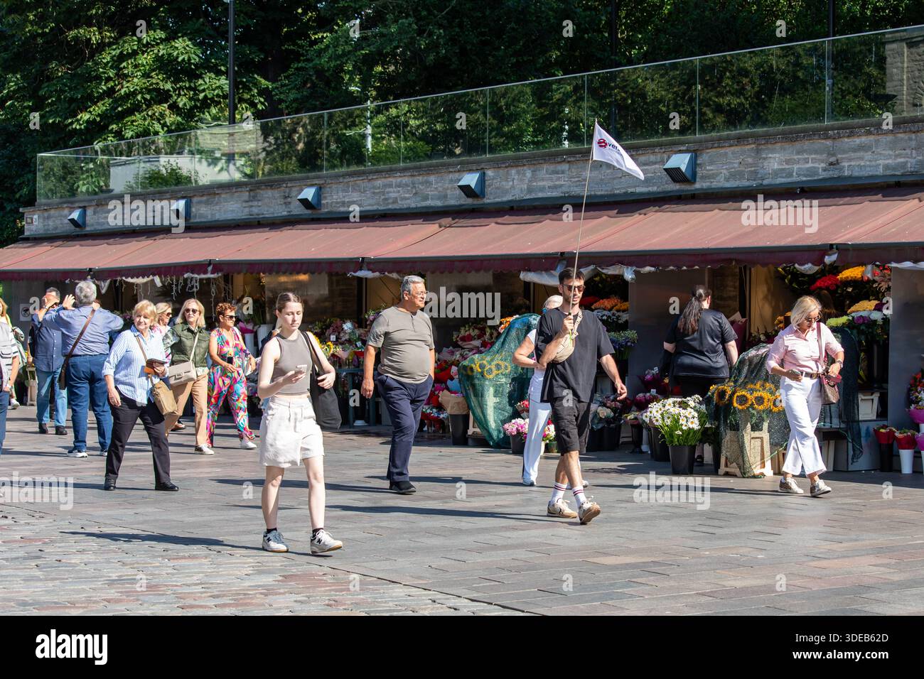 Reiseleiter mit der weißen Flagge führende Touristengruppe auf Viru tänav in Tallinn, Estland Stockfoto