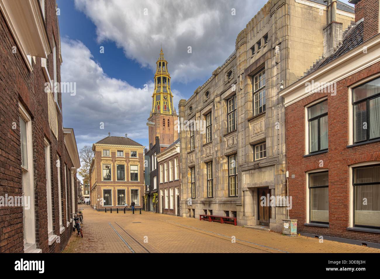 Stadtbild straßenblick von Groningen in Munnekeholm. Mit Straße, alten Häusern und mittelalterlicher AA-Kirche im Hintergrund. Städtische Landschaft Europas. Ne Stockfoto