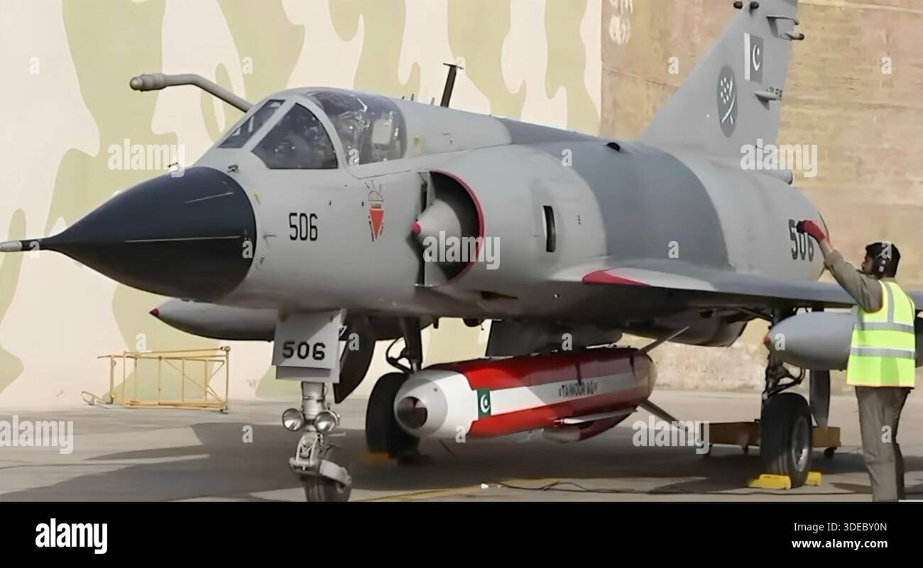 MIRAGE IIIEA ROSEN-Jagdbomber der Pakistan Air Force mit der Taimoor Air-Launch Cruise Missile (ALCM). Foto: Inter-Services PR Stockfoto