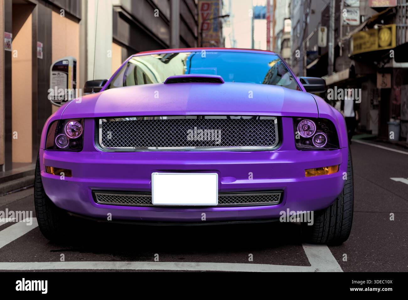Der violette Sportwagen parkte auf der Straße in Akihabara, Tokio, Japan Stockfoto