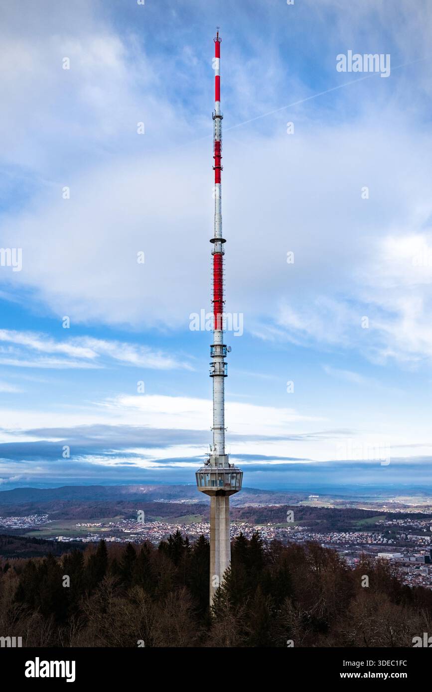 Ein majestätischer Blick auf den Fernsehturm Uetliberg (Sendeturm Uetliberg), der sich auf dem bewaldeten Uetliberg bei Zürich, Schweiz, erhebt Stockfoto