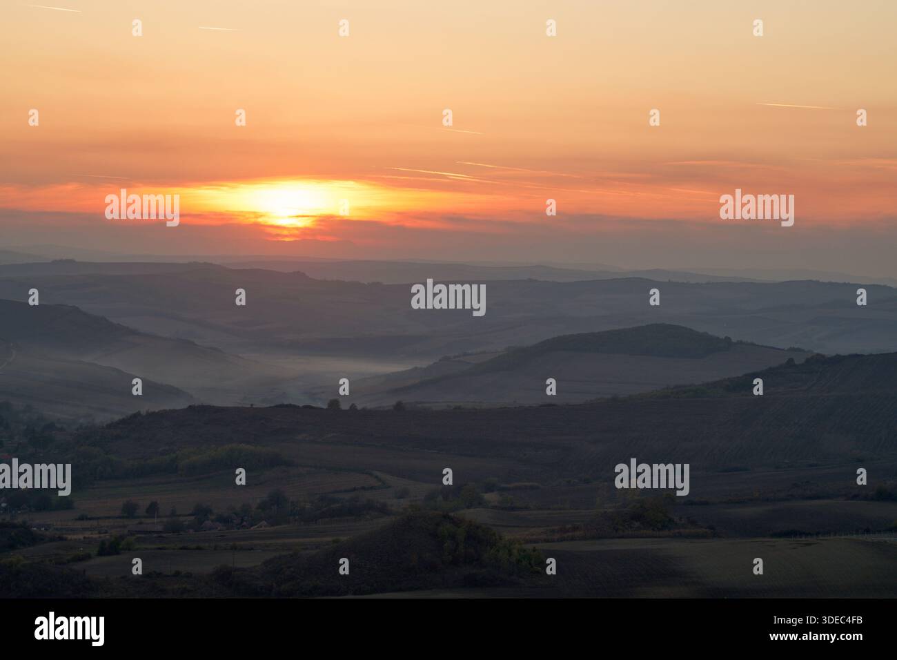 Reisen Sie rumänien transilvania targu mures Sonnenuntergang hinter nebeligen Tälern und Hügeln in der Region siebenbürgen Stockfoto