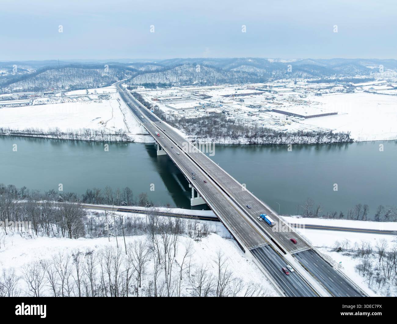 Die Donald M. Legg and Nitro WWI Memorial Bridge führt die Interstate 64 über den Kanawha River zwischen St. Albans und Nitro, West Virginia. Stockfoto