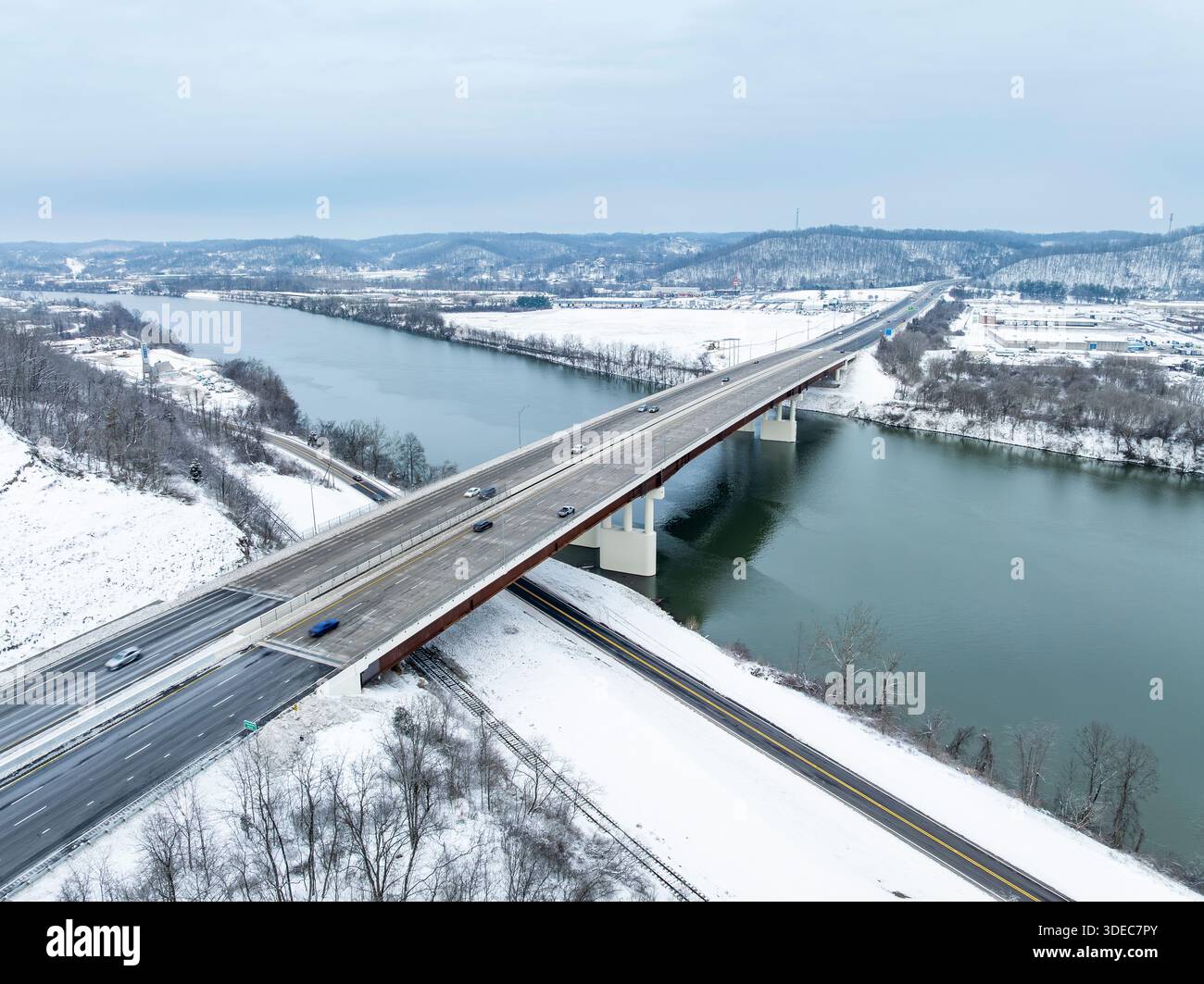 Die Donald M. Legg and Nitro WWI Memorial Bridge führt die Interstate 64 über den Kanawha River zwischen St. Albans und Nitro, West Virginia. Stockfoto