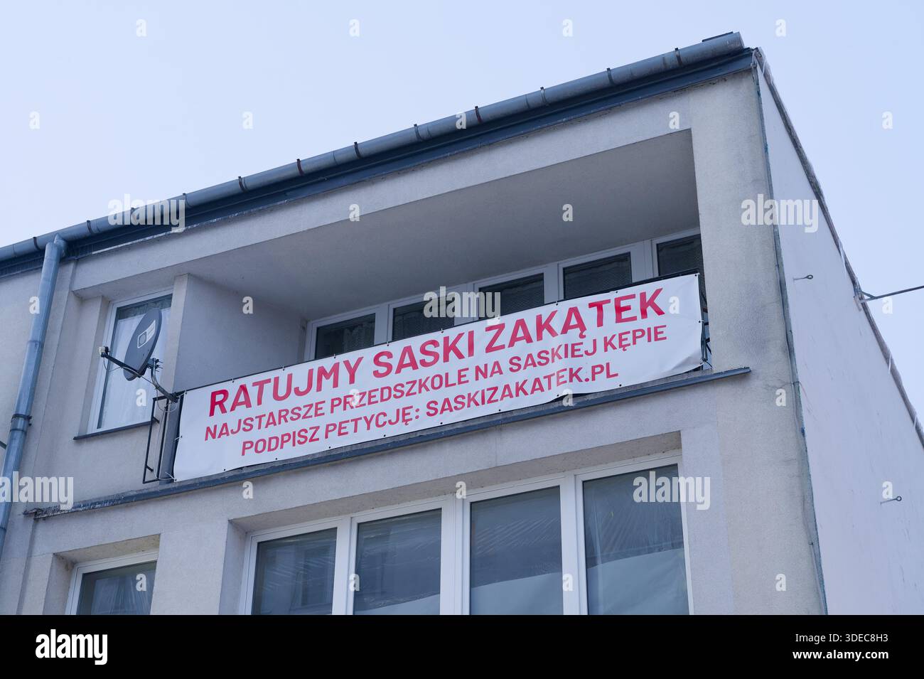 Polnisches Protestbanner, das die Rettung des historischen Kindergartens Saski Zakątek in Saska Kępa fordert. Stockfoto