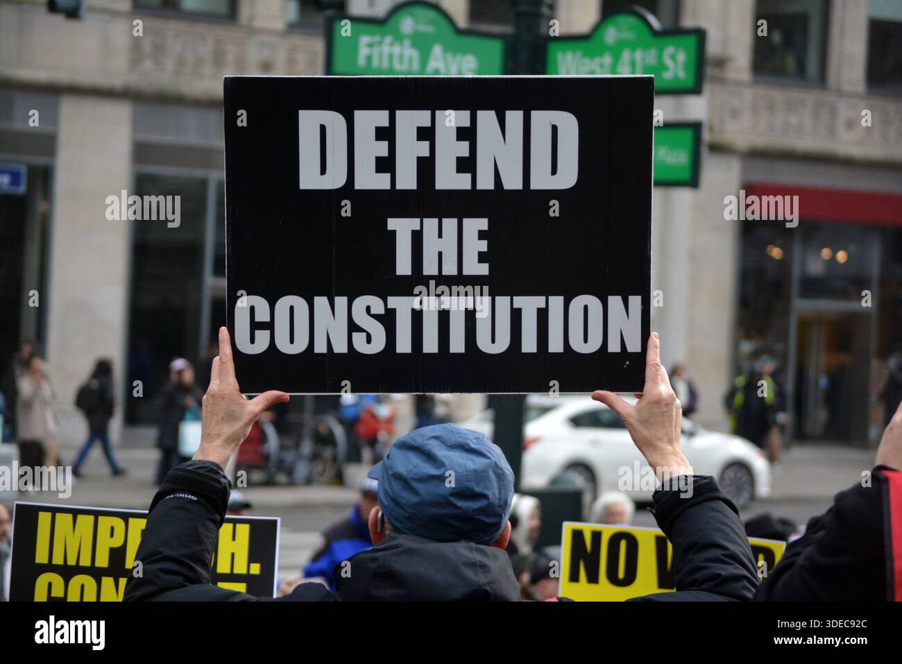 Protest zum Jahrestag des Aufstands vom 6. Januar und zur Amtsenthebung Donald Trump in Midtown Manhattan. Stockfoto