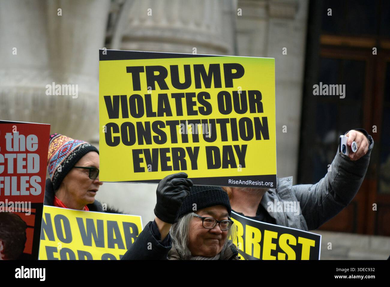 Protest zum Jahrestag des Aufstands vom 6. Januar und zur Amtsenthebung Donald Trump in Midtown Manhattan. Stockfoto