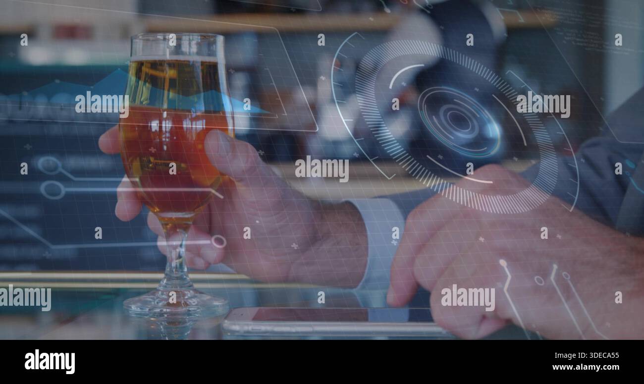 Hält Bernsteinbierglas, Hände der Männer klopfen Smartphone an der Bar, Hemdmanschette und Uhr HUD Stockfoto