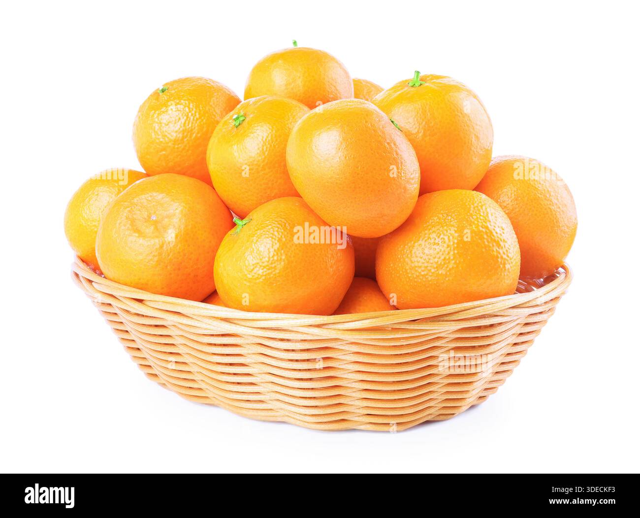 Korb gefüllt mit frischen Reifen Mandarinen isoliert auf weißem Hintergrund. Haufen saftiger Orangen-Zitrusfrüchte. Hochwertige Fotos Stockfoto
