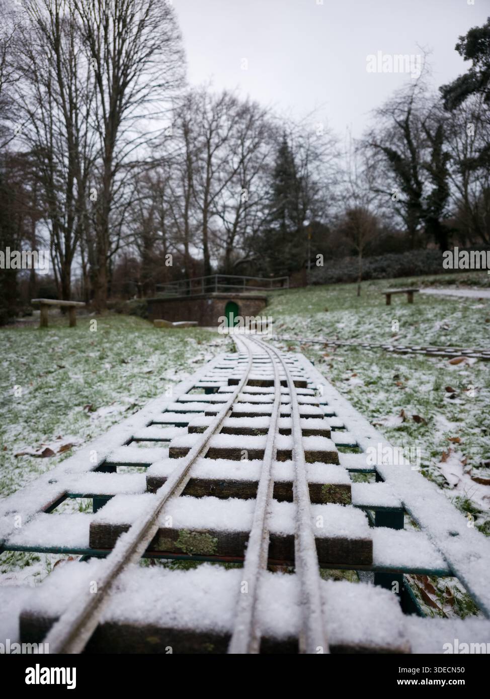 Schneebedeckte Miniaturbahn im Wintergarten Cotswolds England Stockfoto