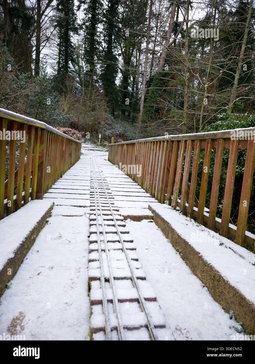 Schneebedeckte Miniaturbahn im Wintergarten Cotswolds England Stockfoto