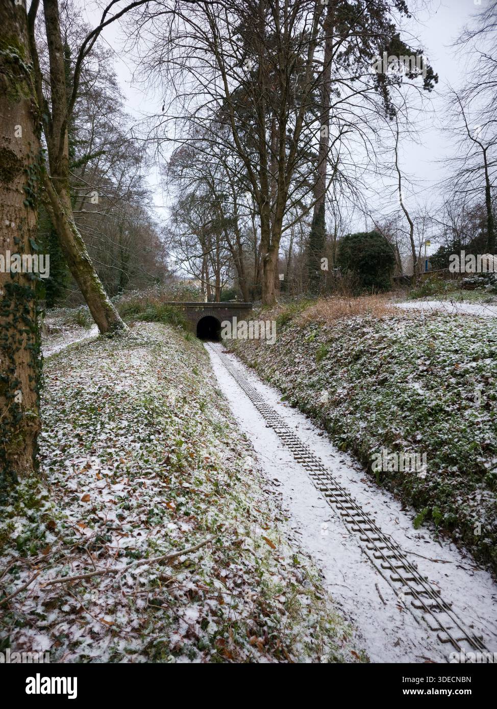 Schneebedeckte Miniaturbahn im Wintergarten Cotswolds England Stockfoto