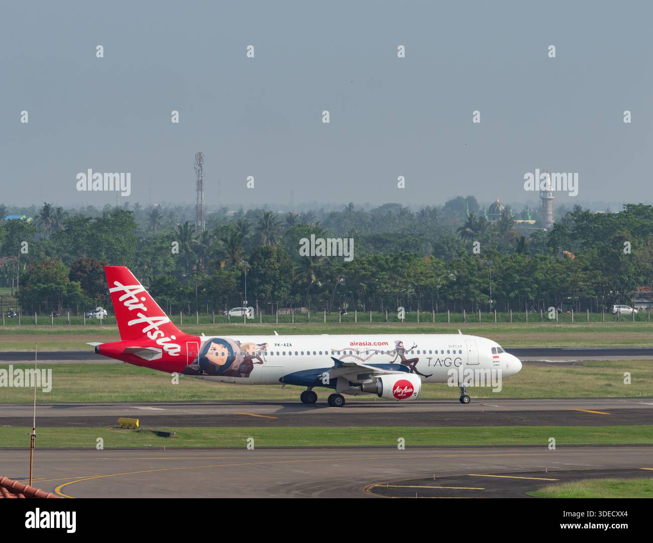 Jakarta, Indonesien - 25. Oktober 2017: Indonesia Air Asia Airbus A320-200 fährt am Flughafen Soekarno-Hatta in Jakarta, Indonesien. Stockfoto