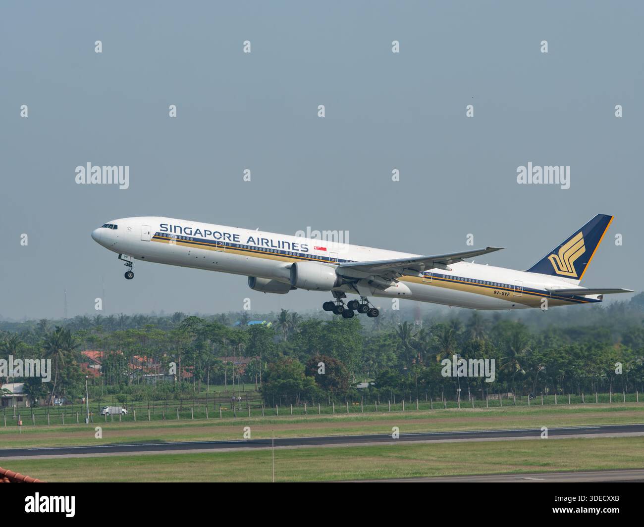 Jakarta, Indonesien - 25. Oktober 2017: Die Boeing 777-300 der Singapore Airlines startet vom Flughafen Soekarno-Hatta in Jakarta, Indonesien. Stockfoto
