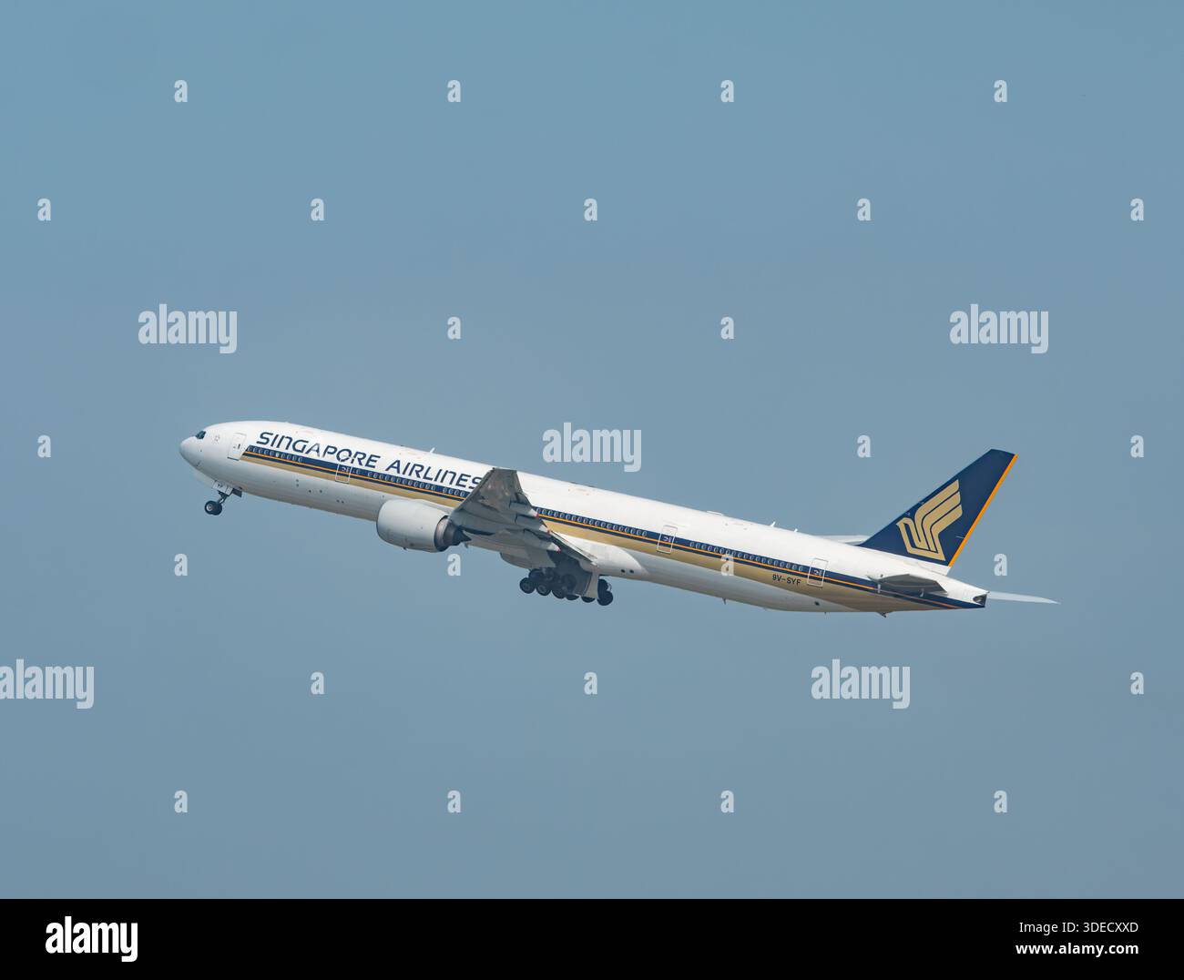 Jakarta, Indonesien - 25. Oktober 2017: Die Boeing 777-300 der Singapore Airlines startet vom Flughafen Soekarno-Hatta in Jakarta, Indonesien. Stockfoto