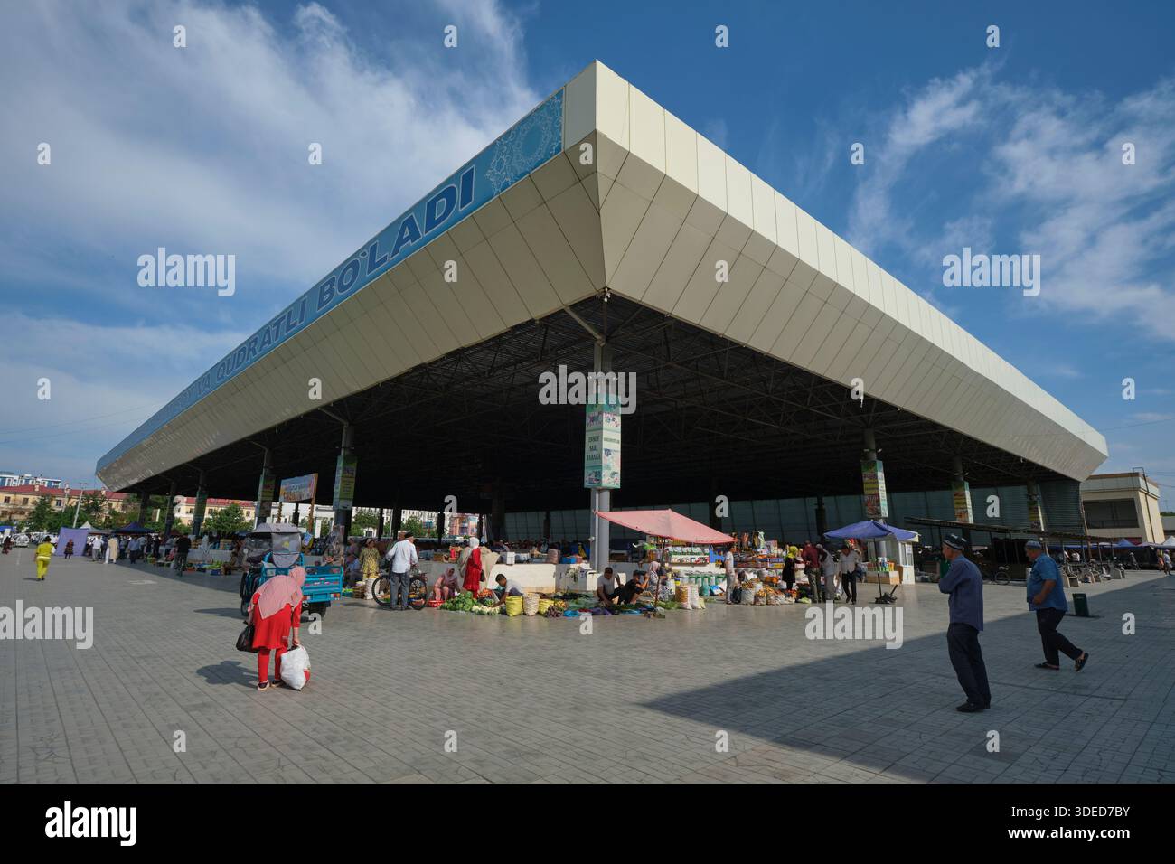 Außenübersicht über den wichtigsten lokalen Lebensmittelmarkt in der Stadt. Auf dem Eski-Basar, Markt in Andijan, Fergana-Tal, Usbekistan. Stockfoto
