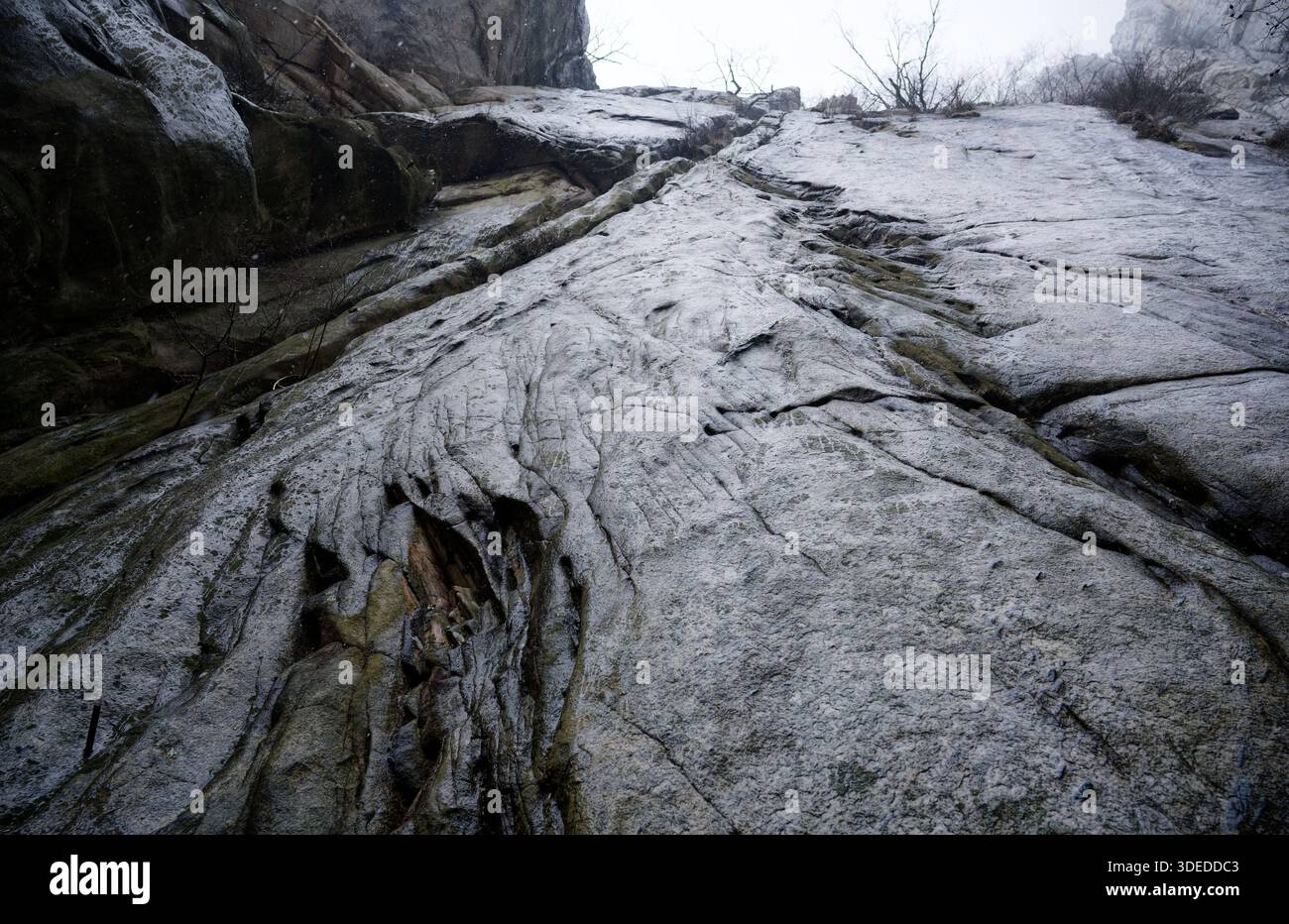Eisige Felswände mit dramatischen Texturen auf dem Songshan Mountain in Henan Stockfoto
