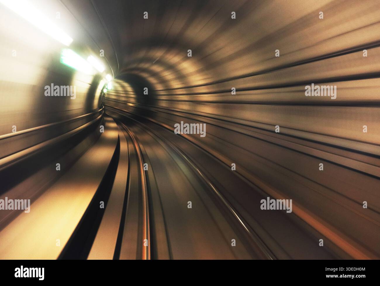 Verschwommene Bewegung im U-Bahn-Tunnel. Metro Kopenhagen Stockfoto