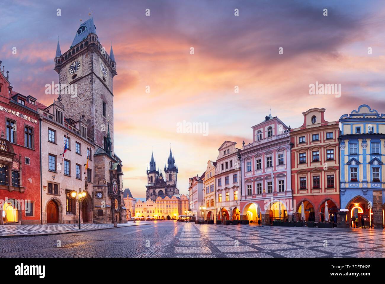 Prag, Tschechische Republik. Panoramablick auf den Sonnenuntergang in der Kirche unserer Lieben Frau vor Tyn, dem Altstadtplatz Praha Stadt. Abend in prag, beliebtes Reiseziel Stockfoto