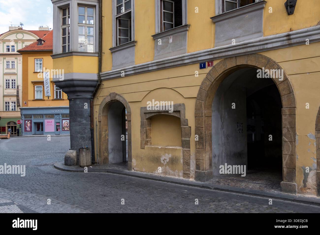 Durchgänge und Gebäudefassaden in der Nähe des Männerplatzes in Prag, Tschechische Republik Stockfoto