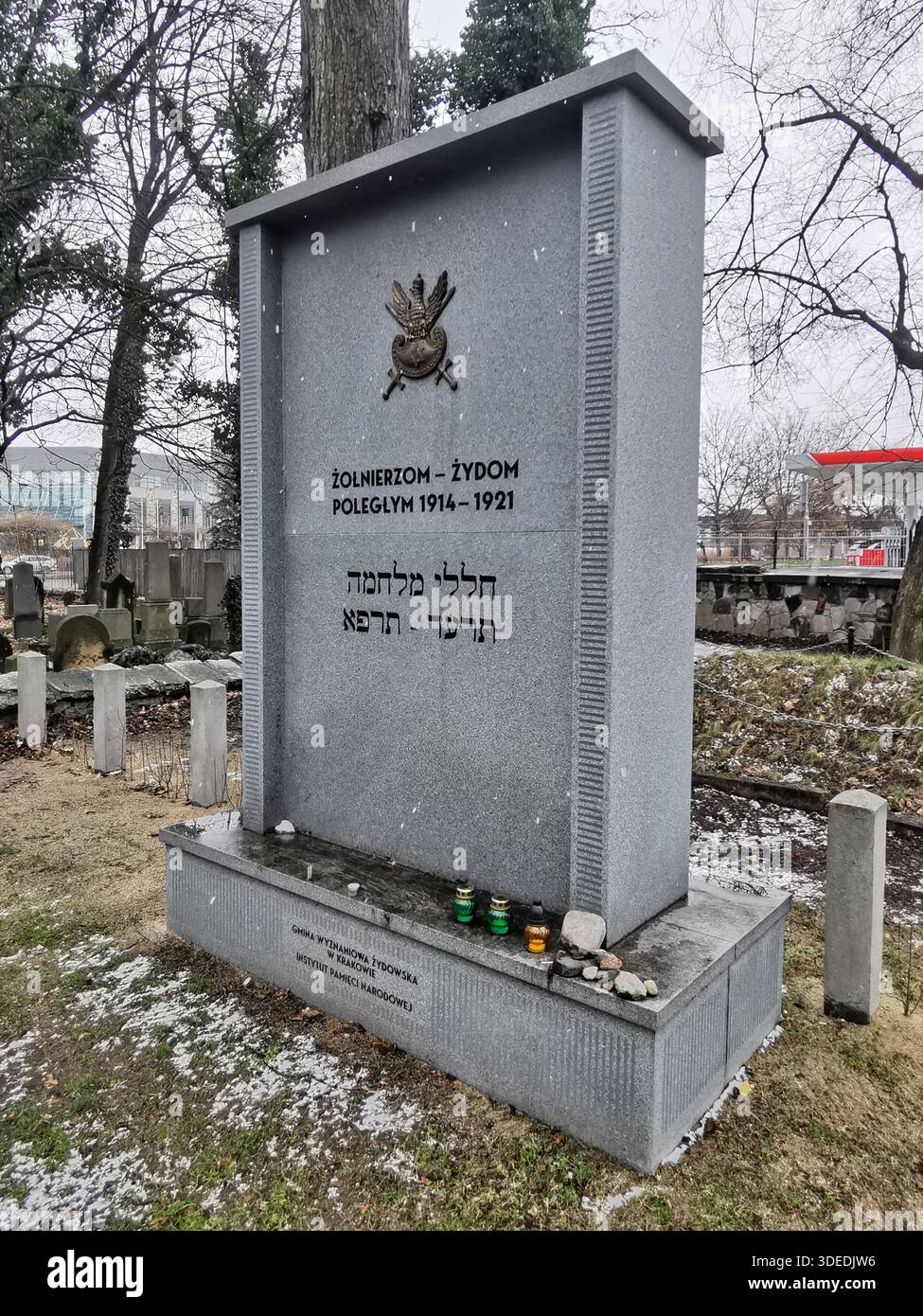 Neuer jüdischer Friedhof im Krakauer Stadtteil Kazimierz im Winter, historisches jüdisches Kulturerbe mit Gedenkstätte für die jüdischen Toten des Ersten Weltkriegs - Smartphone-aufgenommenes Stockfoto