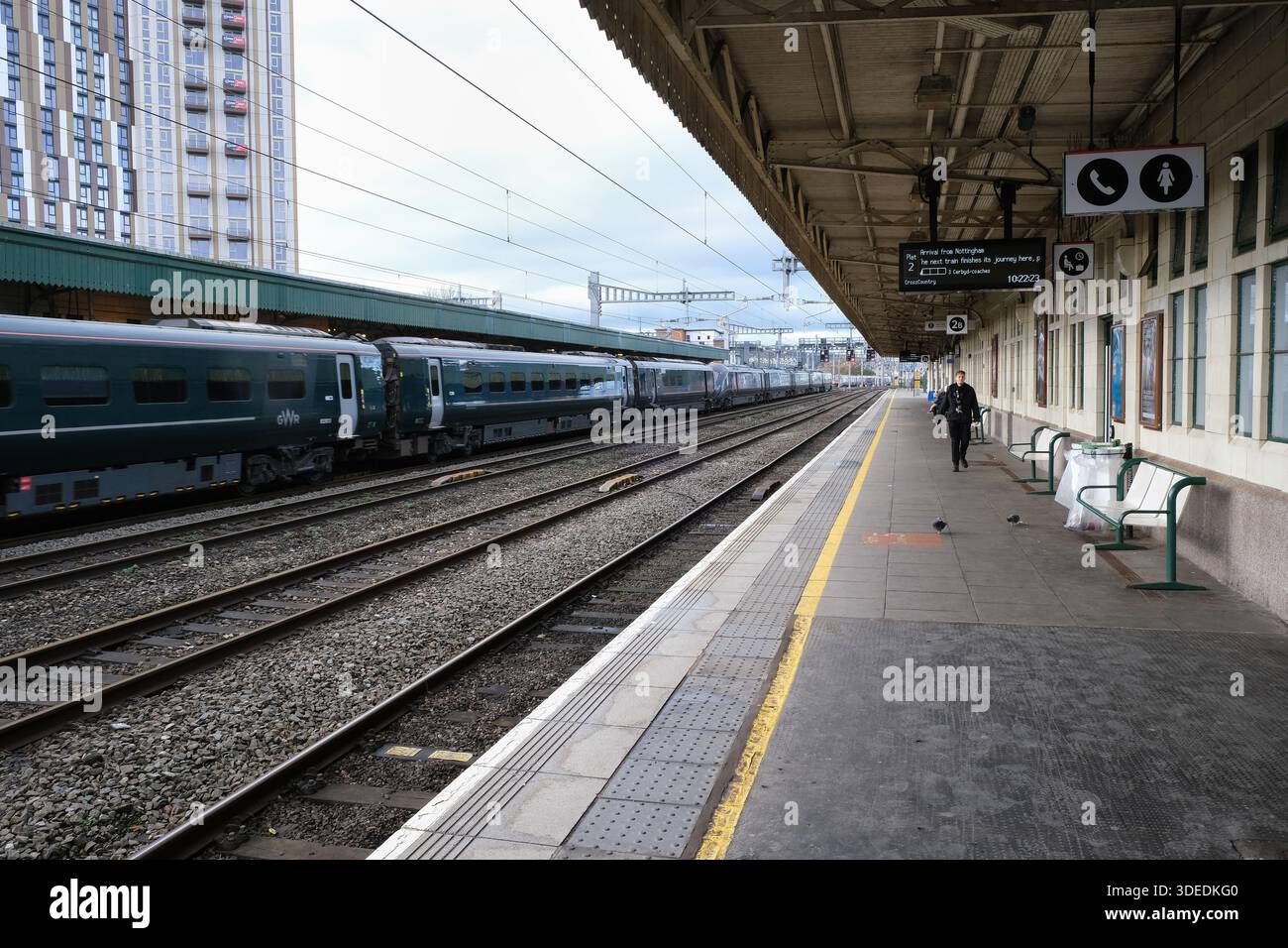 Bahnsteig 2 am Hauptbahnhof Cardiff Stockfoto