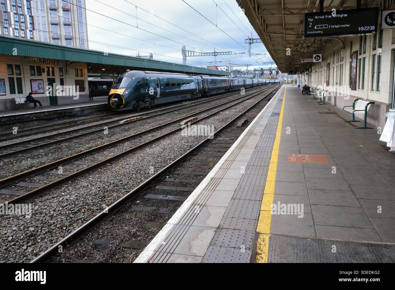 Bahnsteig 2 am Hauptbahnhof Cardiff Stockfoto