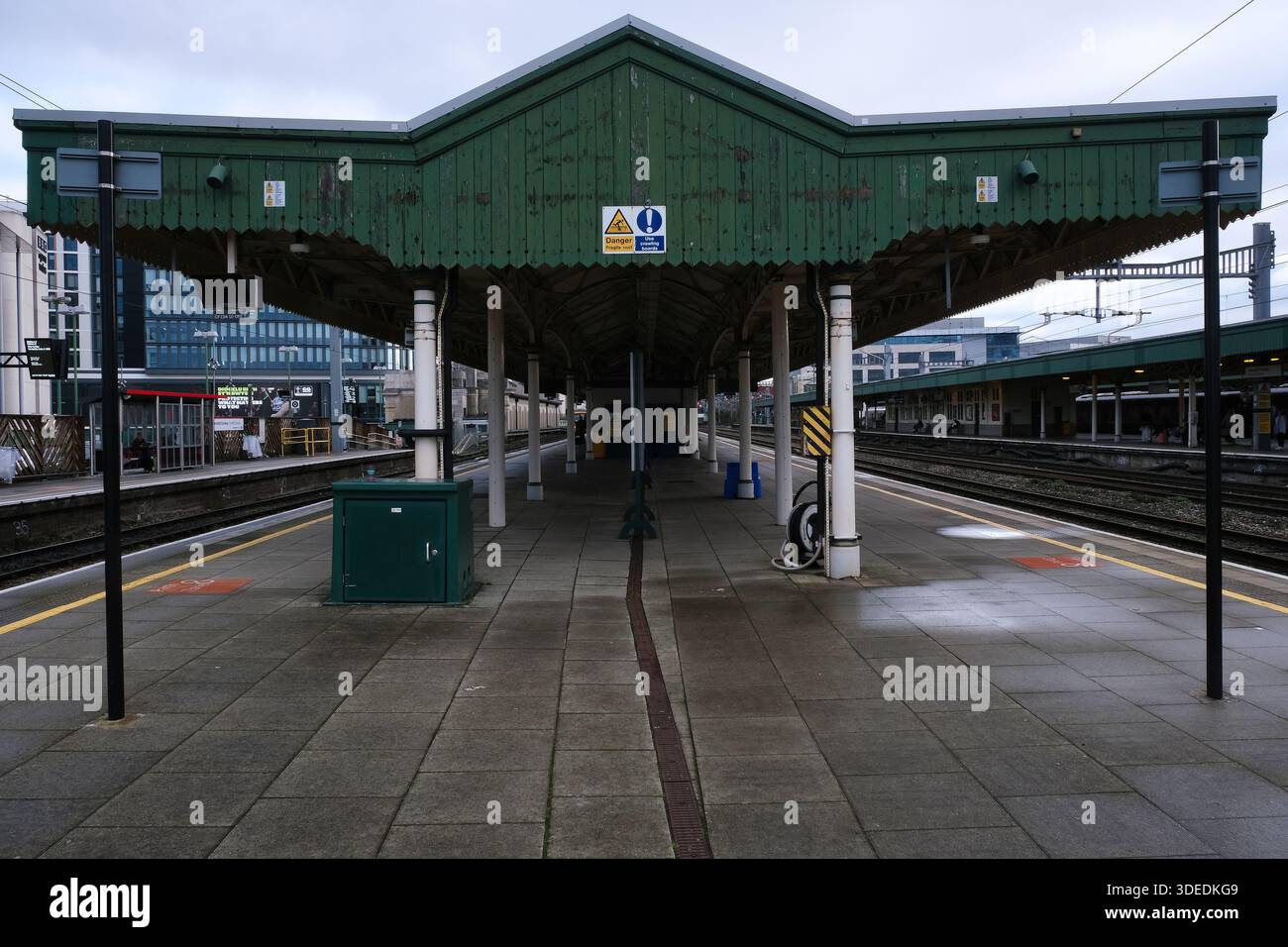 Bahnsteig 2 am Hauptbahnhof cardiff Stockfoto