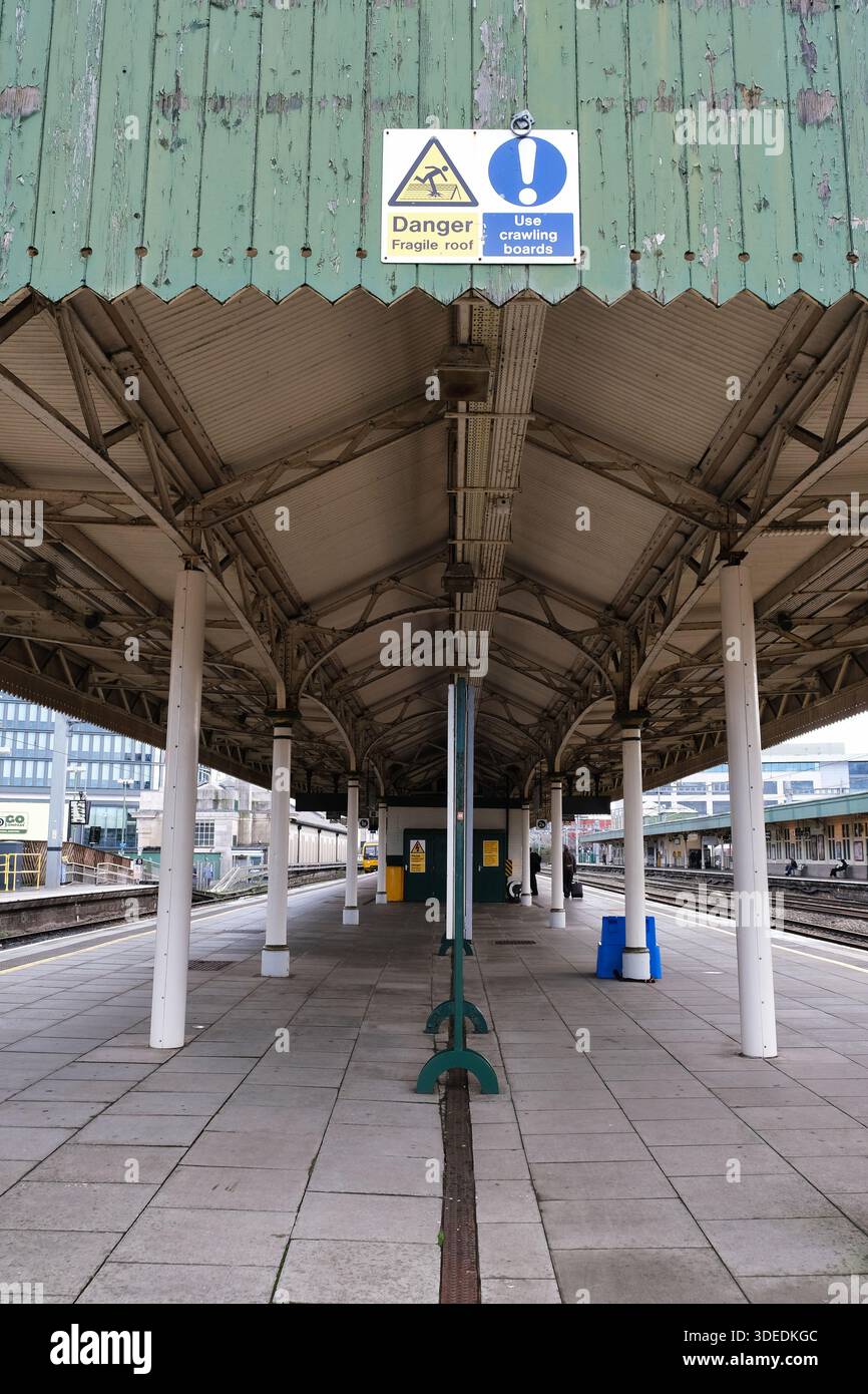 Bahnsteige am Hauptbahnhof Cardiff Stockfoto
