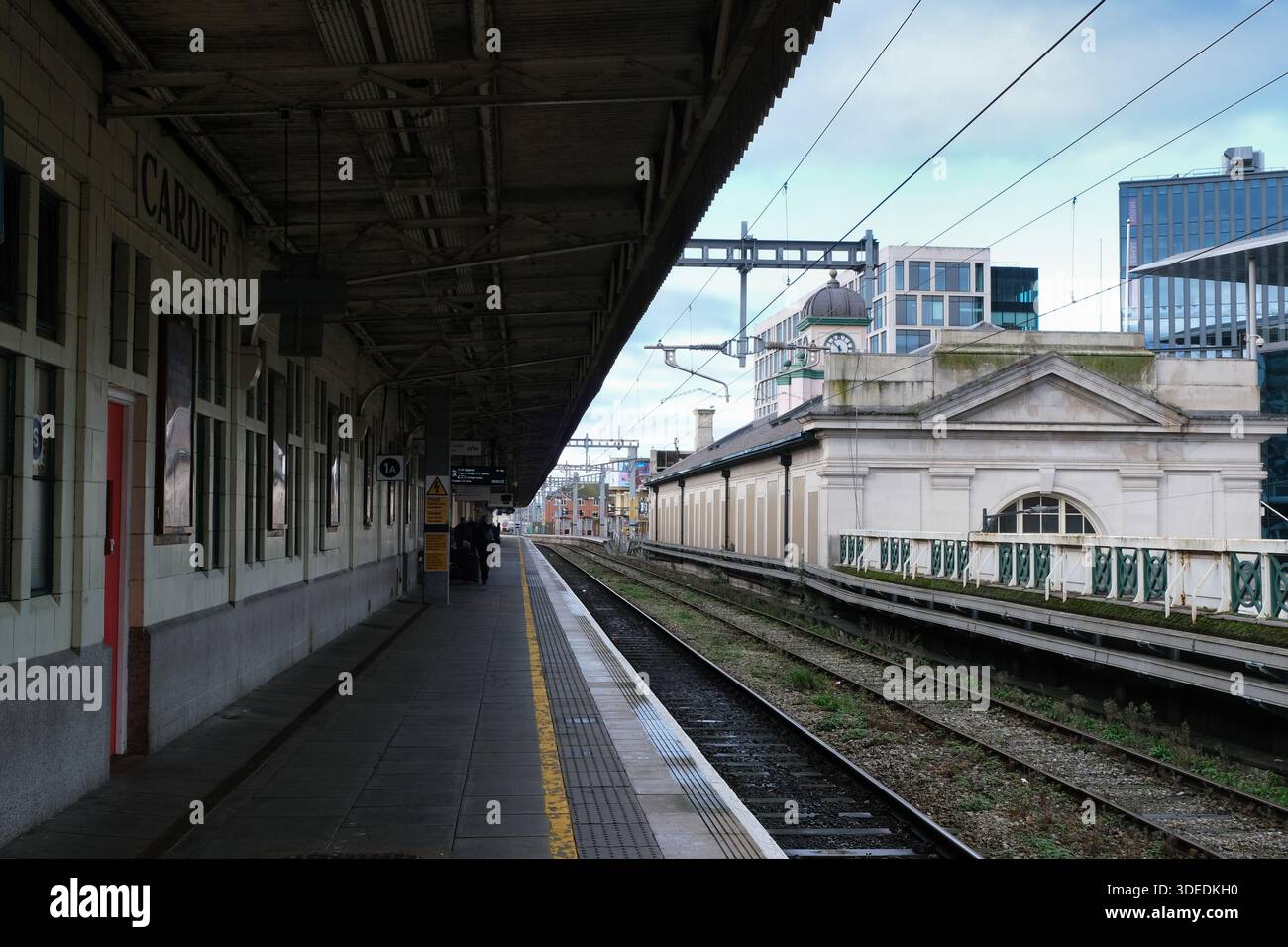 Bahnsteig 1a am Hauptbahnhof Cardiff Stockfoto
