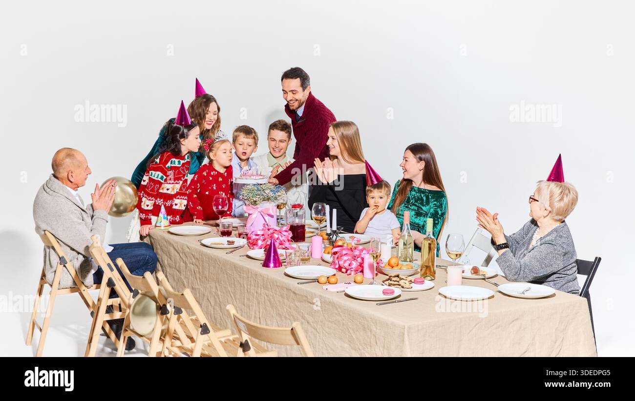 Mehrgenerationenfamilie feiert Geburtstag mit Essen und Getränken. Stockfoto