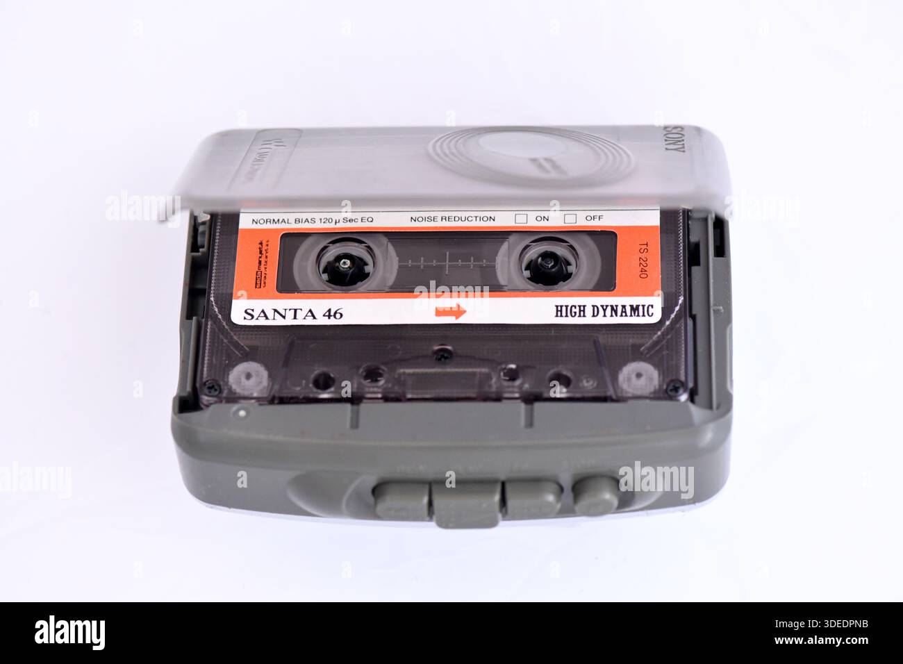 Tragbarer Vintage-Kassettenspieler mit eingelegtem SANTA 46 High Dynamic Audio-Band. Analoge Retro-Musiktechnologie der 1990er Jahre auf weißem Hintergrund. Stockfoto