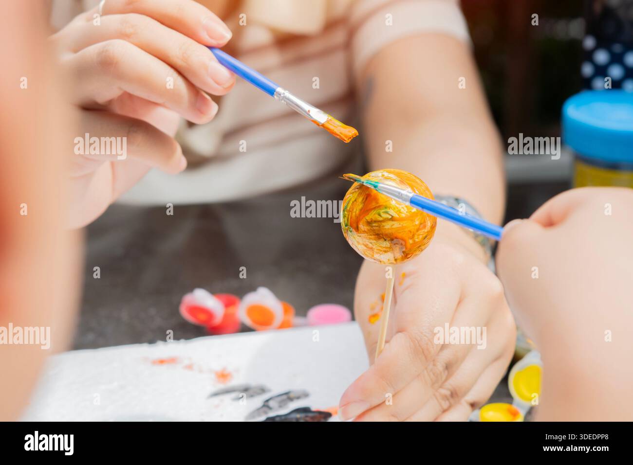 Kind und Mutter zeichnen Planeten. Fernunterricht und Hausaufgaben in der Online-Schule von zu Hause aus. Kunst und Kunsthandwerk für Kinder Stockfoto