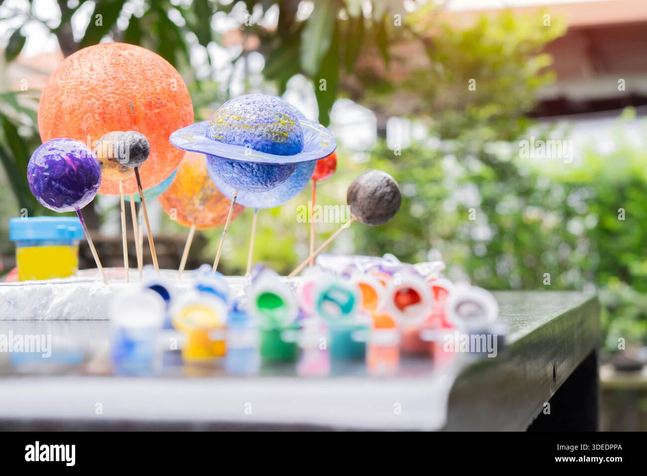Kinderzeichnungen, Gemälde und Konzepte. Bildung und Kunst, seien Sie kreativ, wenn Sie zur Schule zurückkehren. Erde, Friedenstag Stockfoto