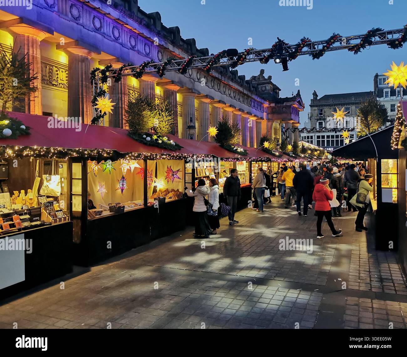 Festliche Stände auf dem Edinburgh Christmas Market mit Lichtern, lokalem Kunsthandwerk, lokalem Essen und Feiertagsstimmung – die legendäre Winterfeier Schottlands werden gefangen genommen. - Smartphone-aufgenommenes Stockfoto