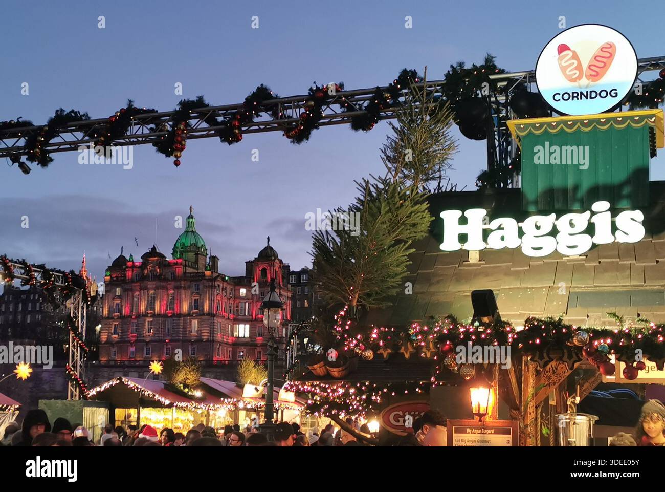 Festliche Stände auf dem Edinburgh Christmas Market mit Lichtern, lokalem Kunsthandwerk, lokalem Essen und Feiertagsstimmung – die legendäre Winterfeier Schottlands werden gefangen genommen. - Smartphone-aufgenommenes Stockfoto