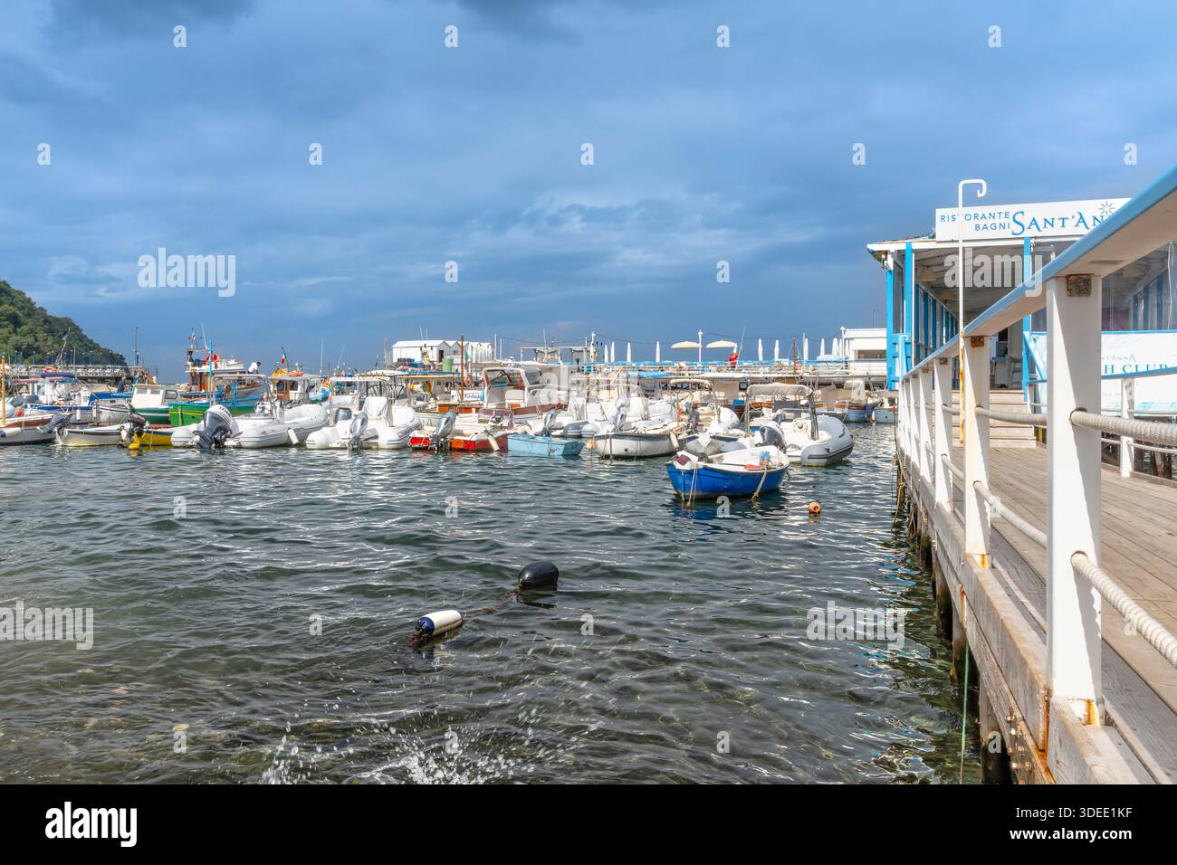 Mit Blick vom Strand von Sorrento, Italien. Die geschäftige Küste ist gesäumt von Fischerbooten, Vergnügungsbooten und Yachten, die in der Via del Mare Marina geboren wurden. Stockfoto