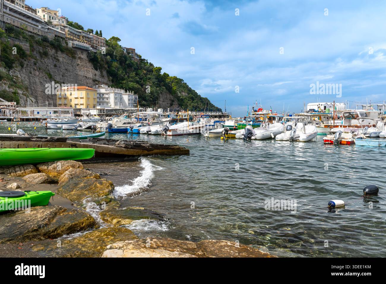 Mit Blick vom Strand von Sorrento, Italien. Die geschäftige Küste ist gesäumt von Fischerbooten, Vergnügungsbooten und Yachten, die in der Via del Mare Marina geboren wurden. Stockfoto