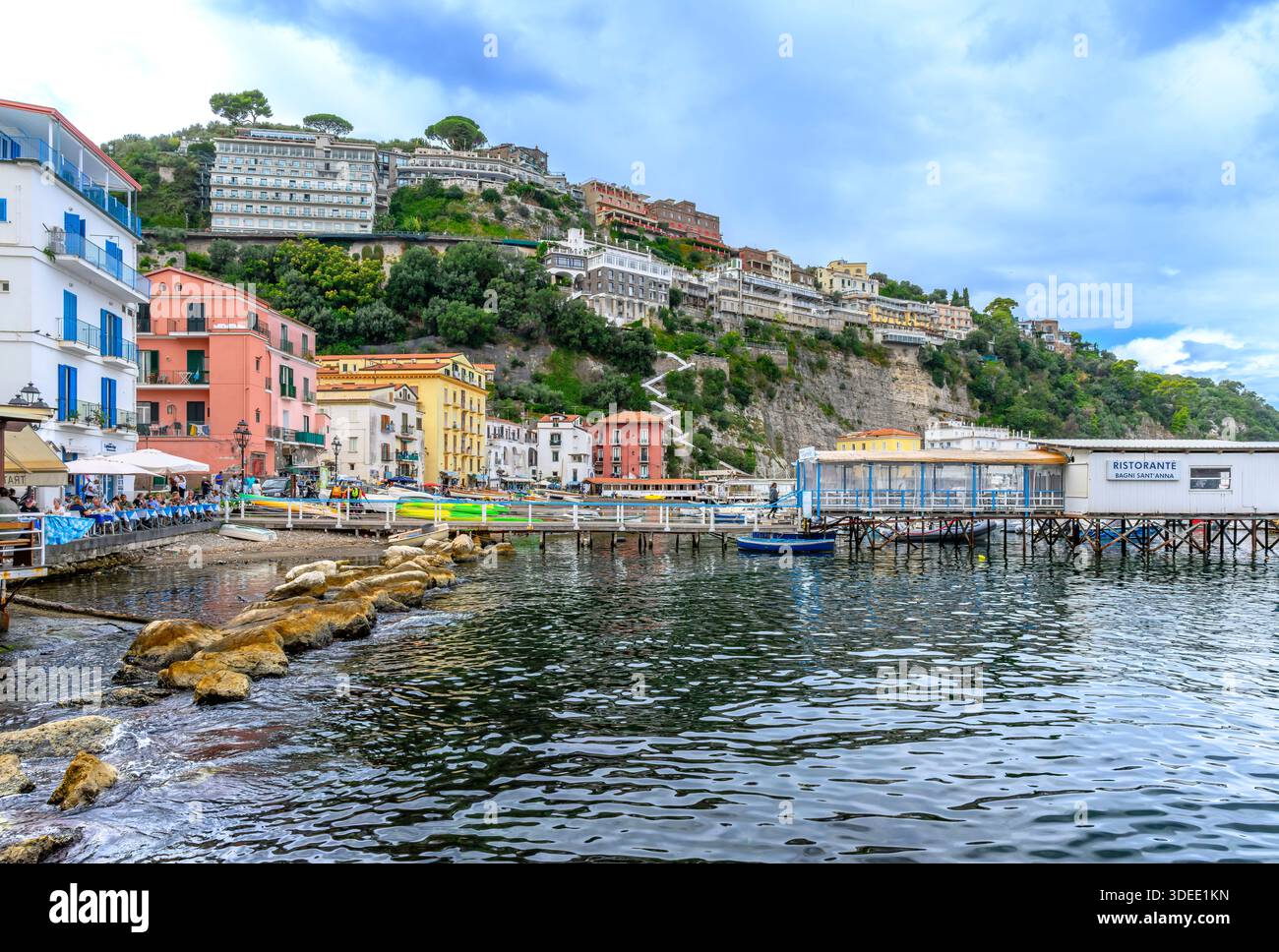 Mit Blick vom Strand von Sorrento, Italien. Die geschäftige Küste ist gesäumt von Fischerbooten, Vergnügungsbooten und Yachten, die in der Via del Mare Marina geboren wurden. Stockfoto