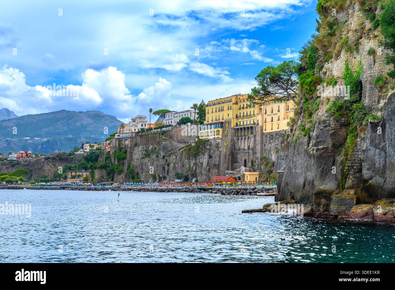Mit Blick vom Strand von Sorrento, Italien. Die geschäftige Küste ist gesäumt von Fischerbooten, Vergnügungsbooten und Yachten, die in der Via del Mare Marina geboren wurden. Stockfoto