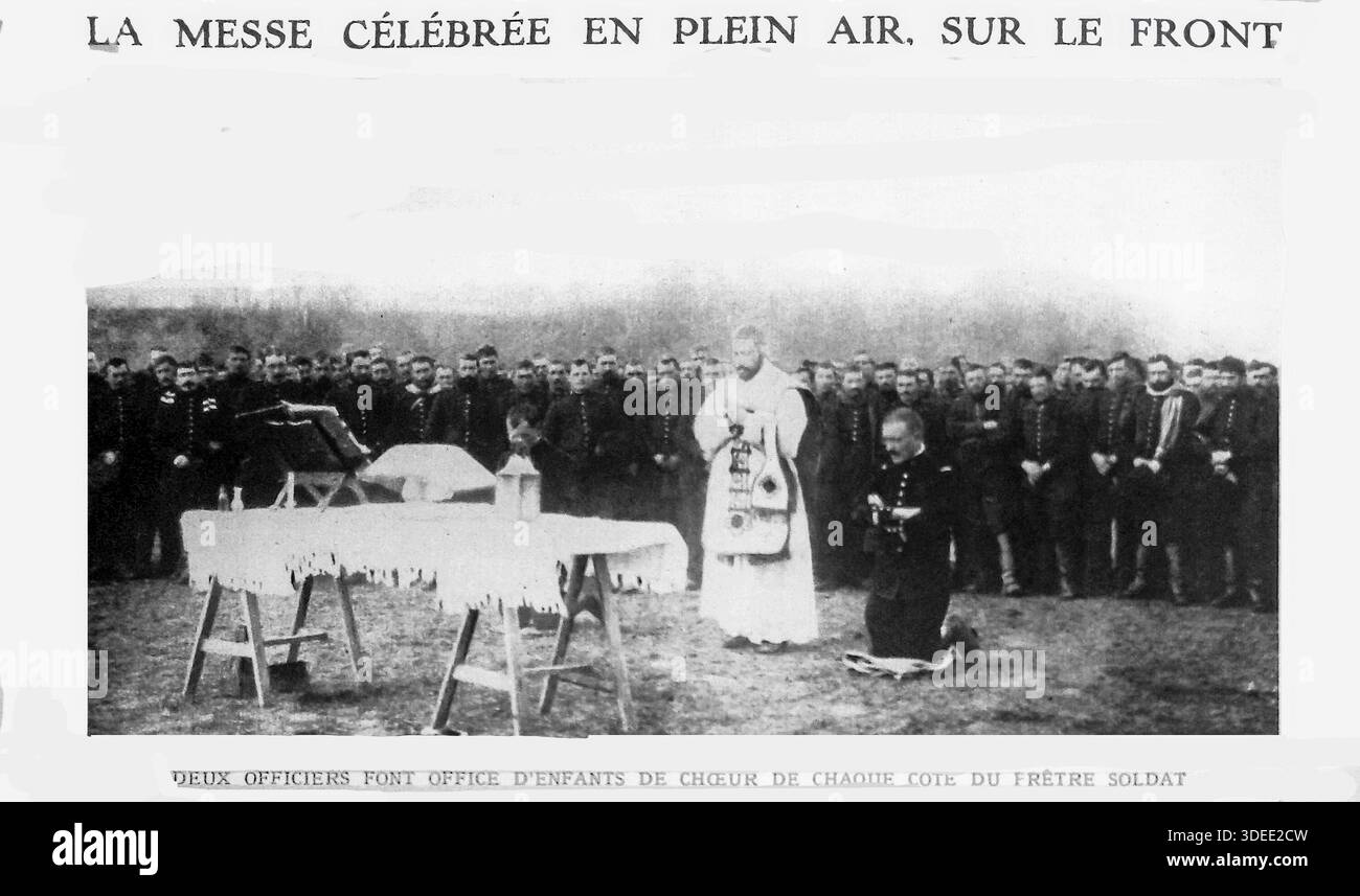 Seite der französischen Zeitschrift Le Miroir vom 25. Oktober 1914 mit dem Titel "La messe célébrée en plein Air, sur le Front". Das Foto zeigt eine Sonntagsmesse, die hinter den Schlachtlinien gehalten wird. Zwei Offiziere dienen als Altarjungen für einen Priester, der selbst Soldat ist. Diese ergreifende Szene zeigt Männer aller Meinungen, die sich in respektvollem Schweigen versammeln. Das Knistern der Schüsse und der Boom der Kanonen in der Ferne ersetzen die traditionelle Musik und veranschaulichen das religiöse Leben an der Front während des Ersten Weltkriegs. Stockfoto