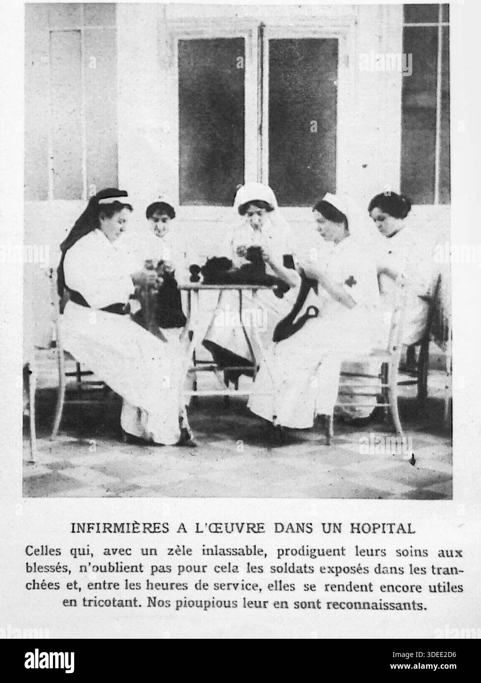 Seite der französischen Zeitschrift Le Miroir vom 25. Oktober 1914 mit dem Titel „Infirmières à l'œuvre dans un Hôpital“. Das Foto zeigt mehrere Schwestern in weißen Uniformen, die um einen Tisch sitzen und sich auf das Stricken konzentrieren. Zwischen ihren Dienstzeiten, die unermüdliche Pflege der Verwundeten leisten, bleiben sie nützlich, indem sie warme Kleidungsstücke für Soldaten herstellen, die in den Gräben ausgesetzt sind. Die französischen Soldaten, bekannt als „pioupious“, waren zutiefst dankbar für diese humanitären Beiträge während des ersten Weltkriegs. Stockfoto