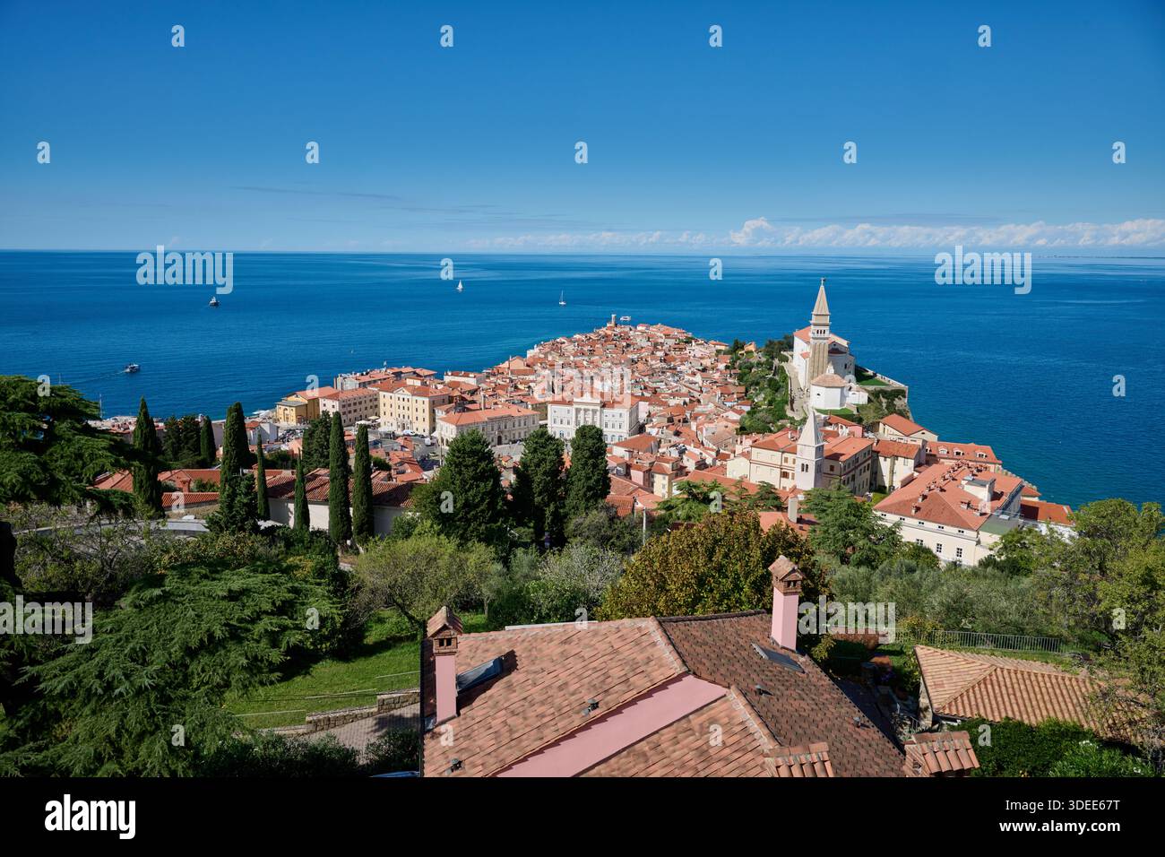 Blick von oben auf Piran mit dem Mittelmeer dahinter, Slowenien, Europa Stockfoto