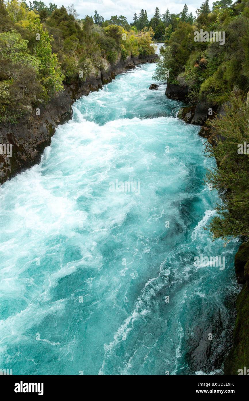 Die Huka Falls sind eine Reihe von Wasserfällen am Waikato River in der Nähe von Taupo, Neuseeland Stockfoto